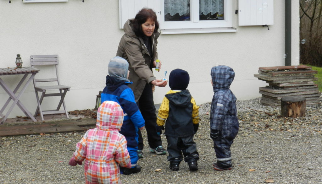 Kinderbetreuung - Im Hof mit Seifenblasen